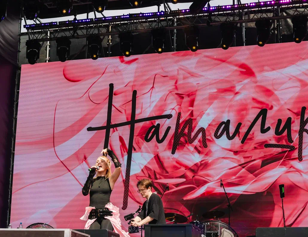 Фото Орали «Сигма-бой» и «А у реки». Опубликованы яркие моменты Черника Music Fest в Новосибирске 5